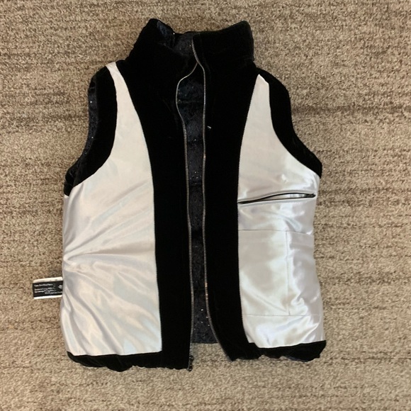 Women's Black Quilted Vest - Picture 8 of 16